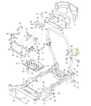 Schemat zderzaka kosiarki Husqvarna Z560X z zerowym promieniem skrętu, widok z góry. Elementy: metalowe mocowania, plastikowe części, kolory szaro-czarne, z numerami i wyraźnymi liniami.