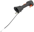 Uchwyt podkaszarki 122C Husqvarna w kolorze czarnym, z pomarańczowymi detalami. Zbliżenie na ergonomiczną rączkę, widoczne mocowanie linki i przycisk. Produkt ukazany z boku, leżący na prostym tle. Elementy montażowe są dobrze widoczne.