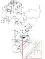 Lewa osłona kosiarki Z560X Husqvarna, wykonana z wytrzymałego plastiku, w kolorze czarnym. Ujęcie z boku, pokazujące profil osłony z widocznymi mocowaniami i wypustkami. Produkt leży na jednolitym tle, co podkreśla jego kształt i detale.