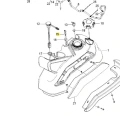 Osłona prawa kosiarki Z560X Husqvarna w kolorze czarnym, prezentowana z boku. Widoczne mocowania oraz detale konstrukcyjne. Element w kształcie zaokrąglonym, zamontowany, z gniazdem na silnik. Tło proste, białe.