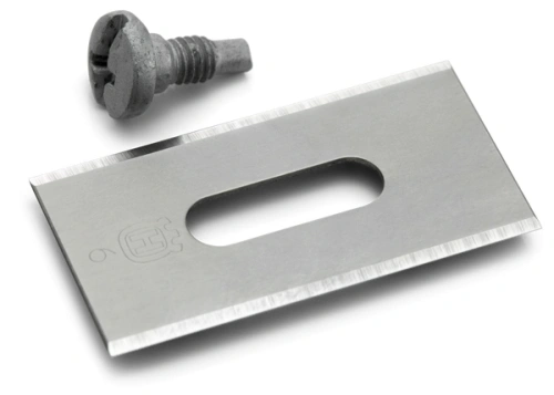 Ostrze stalowe z otworem w kształcie elipsy, z wyraźnym logo producenta, w zestawie z metalową śrubą. Powierzchnia ostrza jest gładka, co umożliwia precyzyjne dopasowanie do urządzenia. Przedmiot leży poziomo na ciemnym tle.