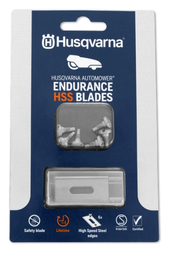 Zestaw noży Husqvarna Automower składający się z 6 ostrzy HSS umieszczonych w przezroczystej obudowie. Opakowanie w kolorze granatowym z logo Husqvarna. Widoczne symboliczne oznaczenia na dole, informujące o trwałości i materiałach.