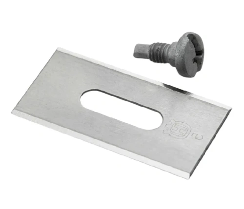 Zestaw ostrzy do robota koszącego, w tym prostokątne ostrze ze stali nierdzewnej z okrągłym otworem, obok szary wkręt. Ostrze ma gładką powierzchnię, a wkręt posiada charakterystyczny nacięty łepek, leżą w ułożeniu poziomym na białym tle.