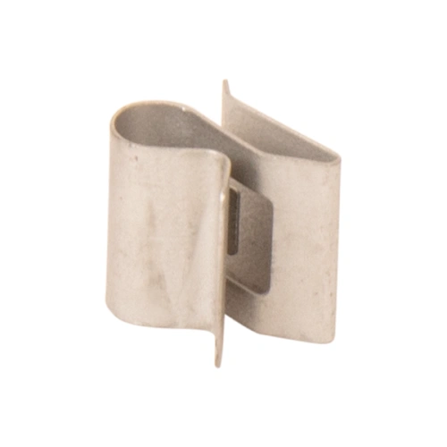 Zacisk robota koszącego Automower 310E NERA Husqvarna w kolorze srebrnym, wykonany z metalu. Ujęcie z boku, pokazujące jego podwójne wygięcie. Produkt leży na jasnym tle, bez dodatkowych elementów. Działa jako mocowanie dla robota koszącego.