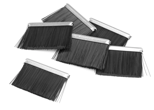 Zestaw 6 szczotek do robota koszącego Automower 520 EPOS Husqvarna, z czarnym, giętkim włosiem w metalowej obudowie, skutecznych do zbierania trawy.