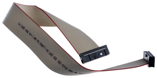 Wiązka robota koszącego Automower 520 EPOS Husqvarna, elastyczny kabel z czerwonymi i szarymi paskami oraz złączem na końcu, ułożona na boku na bezbarwnym tle. Widoczne napisy na kablu, jasno określające jego funkcję i przeznaczenie.