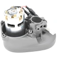 Obudowa silnika podkaszarki 136LiC Husqvarna, szara, z widocznym silnikiem elektrycznym. Ujęcie z boku, ukazujące detale mocowania oraz przewody. Elementy plastiku, kształt z wyprofilowaniem do montażu. Tło jednolite, co podkreśla produkt.
