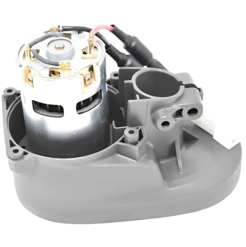 Obudowa silnika podkaszarki 136LiC Husqvarna, szara, z widocznym silnikiem elektrycznym. Ujęcie z boku, ukazujące detale mocowania oraz przewody. Elementy plastiku, kształt z wyprofilowaniem do montażu. Tło jednolite, co podkreśla produkt.