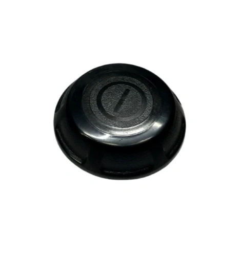 Przycisk robota koszącego Automower 310E NERA Husqvarna w kolorze czarnym, okrągły, z lekko wypukłym wierzchem. Widoczne nacięcia na bokach. Ujęcie z góry, produkt leży na białym tle, co podkreśla jego kształt i detale.