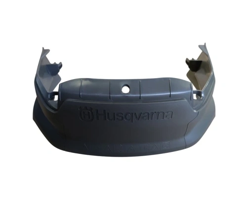 Zderzak robota koszącego Automower 310E NERA Husqvarna w kolorze grafitowym. Ujęcie frontalne, z widocznym logo Husqvarna. Produkt leży w płaskiej pozycji, z wyraźnymi wypustkami i otworami montażowymi. Materiał plastikowy, trwały, matowy.