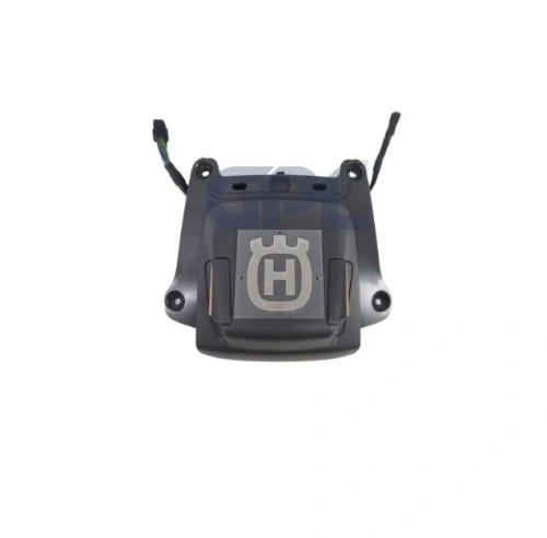 Osłona robota koszącego Automower 410XE NERA Husqvarna w kolorze czarnym, z metalowym logo w kształcie litery H. Produkt widoczny w ujęciu frontalnym, z zamontowanymi złączami kablowymi po bokach. Wykończenie matowe, konstrukcja trwała.