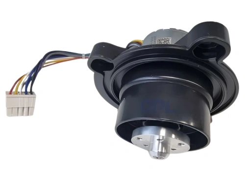 Zespół silnika robota koszącego Automower 310E NERA Husqvarna, czarny element o okrągłym kształcie z metalowym zakończeniem, widoczny z boku. Wtyczka kablowa z kolorowymi przewodami po jednej stronie, oznaczenia na obudowie są widoczne.