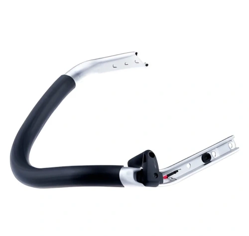 Uchwyt podkaszarki Husqvarna 136LiL, czarno-srebrny, ergonomiczny z gumowym chwytem, widoczny z boku, elementy mocujące i przyciski, wytrzymały do użytku ogrodowego.