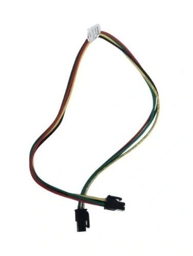 Przewód elektryczny do robota koszącego Husqvarna Automower 310E. Składa się z czterech przewodów w kolorach: czarnym, żółtym, zielonym i czerwonym. Wtyczki na obu końcach przewodu. Elastyczny, gładki materiał. Widok z boku na tle białym.