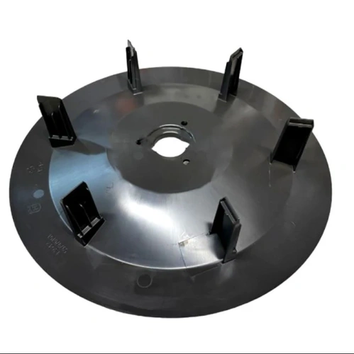 Pokrywa robota koszącego CEORA 544 EPOS Husqvarna, okrągła, w kolorze czarnym, z widocznymi mocowaniami. Ujęcie z góry, ukazujące centralny otwór oraz wypustki, które służą do montażu. Tło jednolite, co podkreśla detal i kształt produktu.