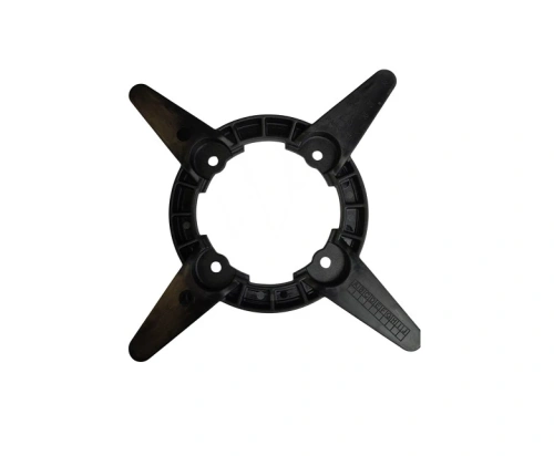 Rama robota koszącego Automower 310E NERA Husqvarna w kolorze czarnym, wykonana z tworzywa sztucznego, z czterema ramionami mocującymi i okrągłym otworem w centrum. Widok frontalny, produkt leży poziomo na jednolitym tle.