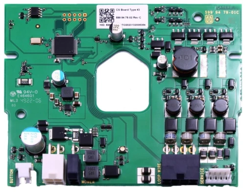Płytka robota koszącego Automower 520 EPOS Husqvarna w zielonym kolorze, z przodu. Widoczne przyciski, gniazda, kondensatory i układy scalone na jasnym tle podkreślającym detale.