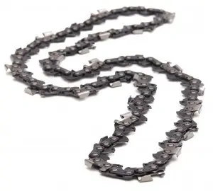 Metaliczny łańcuch tnący 45DL ze stali, cienkie ogniwa, detale mocowań i zębów, na białym tle. Do piły Husqvarna 3/8, 1,3 mm.