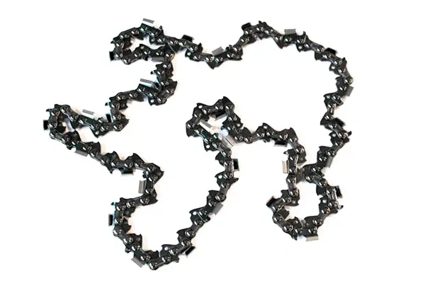 Łańcuch tnący, czarny, z widocznymi ogniwami, z charakterystycznymi ząbkami do cięcia drewna. Układ produktu pokazuje go leżącego na płaskiej powierzchni, w splątanej formie. Brak widocznych napisów lub logo.