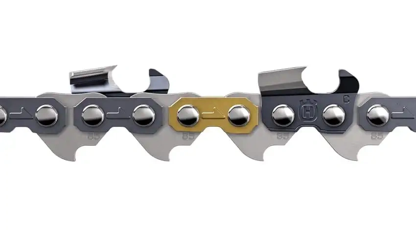 Ostry łańcuch X-CUT C85, pełne dłuto 3/8”/1.5mm/84DL HUSQVARNA. Ujęcie z boku ukazuje detale ząbków w dwóch odcieniach szarości z złotym wkładem. Widoczny mechanizm mocowania z metalowymi kulkami. Produkt leży na neutralnym tle.