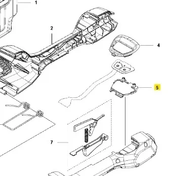 Czarny plastikowy wspornik podkaszarki Husqvarna 136LiL z mocowaniami i detalami konstrukcyjnymi, na jasnym tle, pokazujący różne części zestawu.