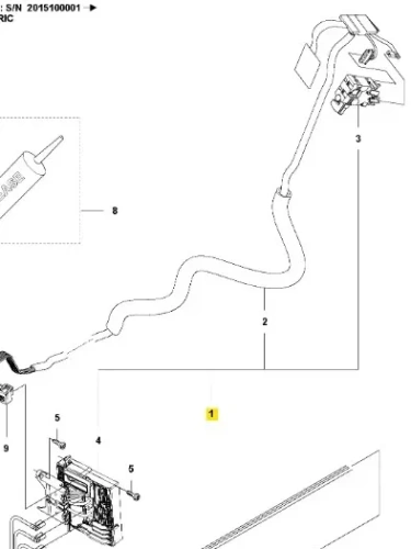 Jednostka sterująca podkaszarki Husqvarna 536LiR, widok z przodu z wyraźnym układem kabli i wtyczek. Dominujący kolor to szarość, z widocznymi elementami montażowymi. Na tle białym, wyraźnie ukazujące szczegóły oraz numery części.