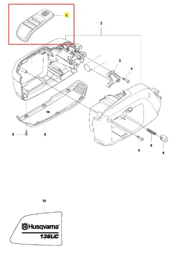 Pokrywa podkaszarki Husqvarna 136LiC w kolorze szarym, z wyraźnymi wgłębieniami i teksturą, widoczna z przodu. Zawiera miejsce na przycisk oraz logo Husqvarna w dolnym rogu. Element przedstawiony w kontekście konstrukcji podkaszarki.