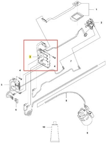Sterownik silnika podkaszarki Husqvarna 136LiC na białym tle. Widoczne mocowania i przewody, elementy w czerni i szarości, pokazujące szczegóły techniczne złożonej jednostki.