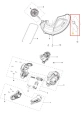 Ostrze podkaszarki 110iL FLXi Husqvarna, w szczególności widoczny detal w kolorze srebrnym, metalowym, przedstawione w zbliżeniu. Element wykazuje precyzyjny kształt, przeznaczony do efektywnego trymowania, z czytelnym oznaczeniem w górnej części.