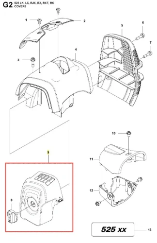 Pokrywa filtra podkaszarki Husqvarna 525LK w kolorze czarnym, z teksturowaną powierzchnią. Ukazana z boku, w rozłożonej pozycji, z wyraźnym miejscem na mocowanie. Na górze widoczne otwory wentylacyjne. Brak dodatkowych elementów w tle.