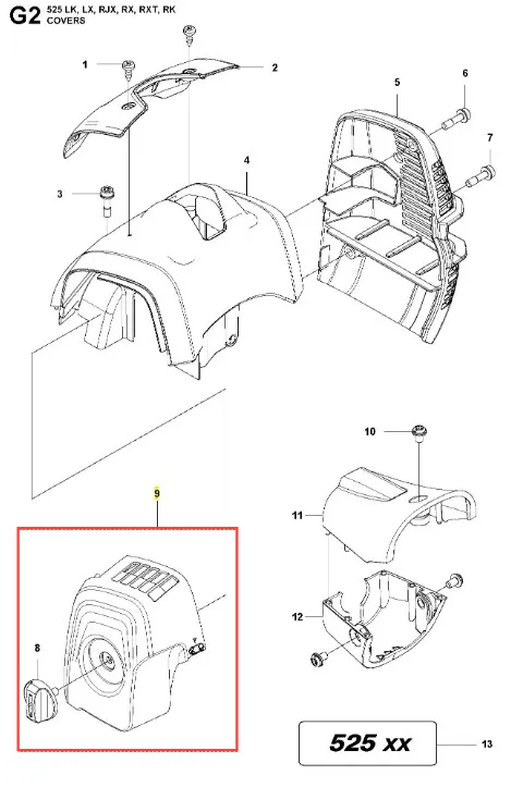 Pokrywa filtra podkaszarki Husqvarna 525LK w kolorze czarnym, z teksturowaną powierzchnią. Ukazana z boku, w rozłożonej pozycji, z wyraźnym miejscem na mocowanie. Na górze widoczne otwory wentylacyjne. Brak dodatkowych elementów w tle.