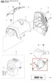 Osłona podkaszarki Husqvarna 525LK, w kolorze ciemnoszarym, z ergonomicznymi kształtami. Widoczna z boku, z detalami wentylacyjnymi oraz otworami montażowymi. Tekstura gładka, materiał plastikowy. Produkt leżący na białym tle.