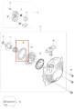 Rysunek części do podkaszarki Husqvarna 525LK, z zaznaczoną owalną uszczelką. Widoczna tekstura i szczegóły konstrukcyjne. Produkt przedstawiony w układzie, z numeracjami komponentów. Tło neutralne, co ułatwia identyfikację detali.