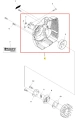 Obudowa podkaszarki 122C Husqvarna w widoku frontalnym; metaliczna, okrągła, z żeberkowymi ściankami; widoczne otwory montażowe i logo Husqvarna; inne elementy w zestawie, w tym osłona i śruby mocujące. Całość na białym tle.