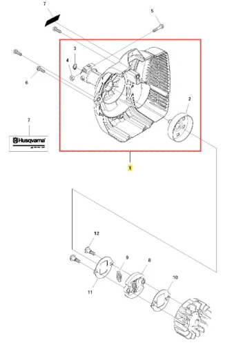 Obudowa podkaszarki 122C Husqvarna w widoku frontalnym; metaliczna, okrągła, z żeberkowymi ściankami; widoczne otwory montażowe i logo Husqvarna; inne elementy w zestawie, w tym osłona i śruby mocujące. Całość na białym tle.