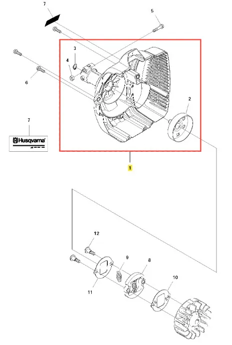 Obudowa podkaszarki 122C Husqvarna w widoku frontalnym; metaliczna, okrągła, z żeberkowymi ściankami; widoczne otwory montażowe i logo Husqvarna; inne elementy w zestawie, w tym osłona i śruby mocujące. Całość na białym tle.