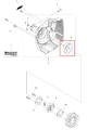 Metalowy bęben sprzęgła do podkaszarki Husqvarna 122C, srebrny, z otworami montażowymi. Zbliżenie boczne na białym tle z logo Husqvarna poniżej. Element napędzający narzędzie ogrodnicze.