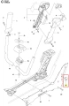 Klip podkaszarki Husqvarna 536LiR, wykonany z wytrzymałego materiału, w kolorze czarnym. Widok z boku, detal na mocowanie. Element ma ergonomiczny kształt, z wyraźnymi oznaczeniami. Przeznaczony do użytku w urządzeniach do podcinania trawy.