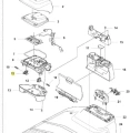 Klapa lewa robota koszącego Automower 310E NERA Husqvarna w kolorze czarnym, z widocznym logo producenta. Ułożona bocznie, ukazująca detale mocowania. Obok widoczne elementy konstrukcyjne. Proste tło, podkreślające cechy produktu.