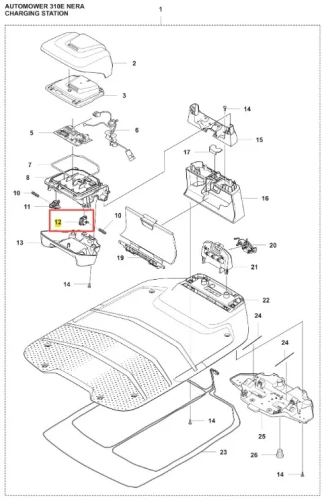 Prawo klapa robota koszącego Automower 310E NERA Husqvarna, czarna, z fakturą w pionowe linie. Produkt leżący na białym tle, z widocznymi wzmocnieniami oraz pokrywą do podłączenia. Na górze będą widoczne miejsca na montaż oraz logo Husqvarna.