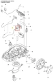 Kabel robota koszącego Automower 310E NERA Husqvarna, czarny, elastyczny, widoczny w dolnej części podwozia. Zdjęcie przedstawia szczegóły montażowe, w tym złącza oraz elementy obudowy, widok z góry, na jednolitym tle.