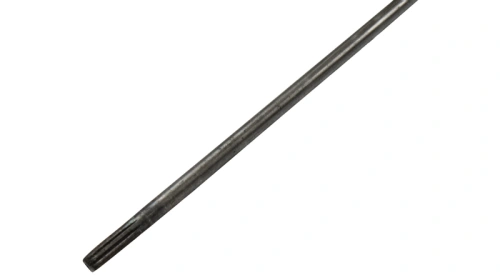 Metalowy, prosty wał napędowy do wykaszarki Husqvarna 345RX 545RXT, długość ok. 70 cm, gładki, leżący na neutralnym tle, bez napisów i logo, do napraw i wymiany sprzętu ogrodowego.