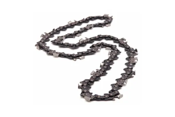 Łańcuch tnący 3/8/1,3mm/50DL X-CUT S93G HUSQVARNA w kolorze czarnym, leżący na prostym tle. Widać szczegóły ogniw i zębów tnących. Produkt ma wyraźne elementy mocujące. Złożony w wężykowaty kształt, bez dodatkowych akcesoriów.