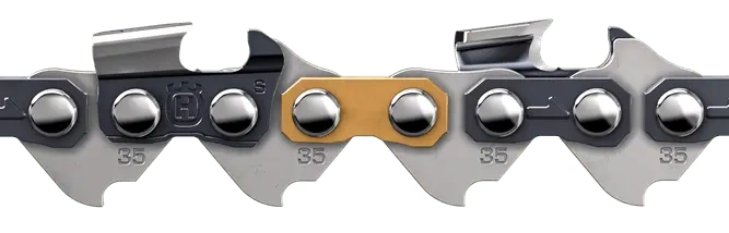 Łańcuch tnący o długości 56 DL, grubości 1,5 mm, w kolorze stalowym z elementami w złotym kolorze. Widoczny kąt cięcia pod kątem, metalowa tekstura. Widziana część łańcucha z charakterystycznymi oznaczeniami i mocowaniami, bez tła.