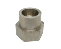 Adapter głowicy podkaszarki Model 325iLK Husqvarna w metalowym wykończeniu, prezentowany z boku. Produkt ma sześciokątny kształt oraz gładką, jasną powierzchnię. Wewnątrz widoczne gwinty mocujące. Tło proste, co podkreśla detale adaptera.
