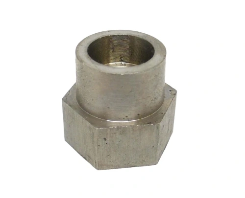 Adapter głowicy podkaszarki Model 325iLK Husqvarna w metalowym wykończeniu, prezentowany z boku. Produkt ma sześciokątny kształt oraz gładką, jasną powierzchnię. Wewnątrz widoczne gwinty mocujące. Tło proste, co podkreśla detale adaptera.
