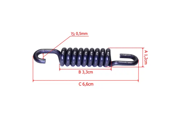 Sprężyna/amortyzator do pilarki Partner P340S, o średnicy 0,5 mm i długości 6,6 cm. Część wykonana z metalu w kolorze czarnym, z pięcioma spiralnymi zwojami, posiada dwa haczyki na końcach, jeden lekko wygięty. Widok z boku.