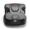 Obudowa robota koszącego Automower 405X Husqvarna w kolorze ciemnoszarym. Produkt widoczny frontalnie, z przyciskiem start na górze oraz logo Husqvarna. Wykończenie matowe z delikatnymi zaokrągleniami, odznaczające się kompaktowym kształtem.