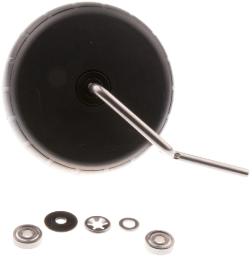 Zestaw koła robota koszącego z widoczną obręczą w czarnym kolorze oraz metalowym trzpieniem. W tle kilka elementów: różne uszczelki i łożyska, w tym metalowe i plastikowe, na prostym tle. Produkt ułożony płasko, widok od góry.