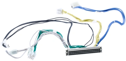 Przewody w kolorach zielonym, białym, czarnym, niebieskim i żółtym z plastikowymi złączkami i metalowym blokiem łączącym, ułożone na płasko. Przeznaczone do montażu w robotach koszących.